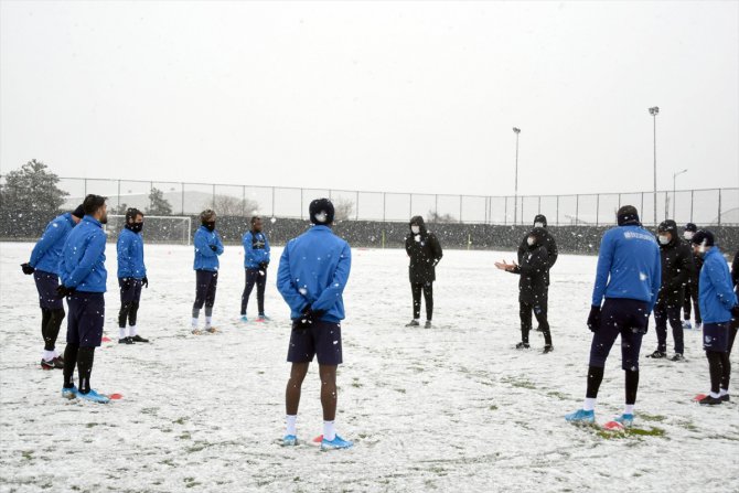 Erzurumspor, kar yağışı altında antrenmanlara başladı