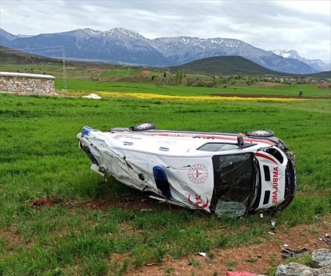 Kahramanmaraş'ta ambulans devrildi