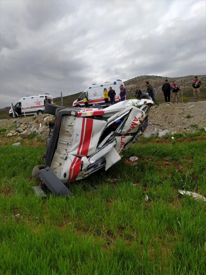 Kahramanmaraş'ta ambulans devrildi