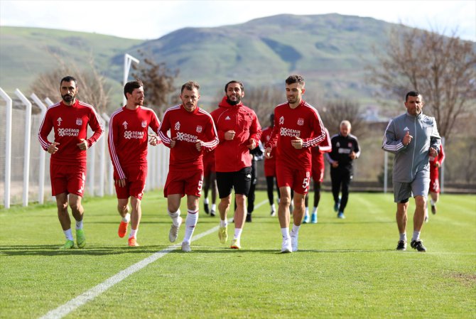 Sivasspor'da ikinci oyuncu grubu tesislerdeki ilk çalışmasını yaptı