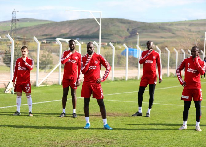 Sivasspor'da ikinci oyuncu grubu tesislerdeki ilk çalışmasını yaptı