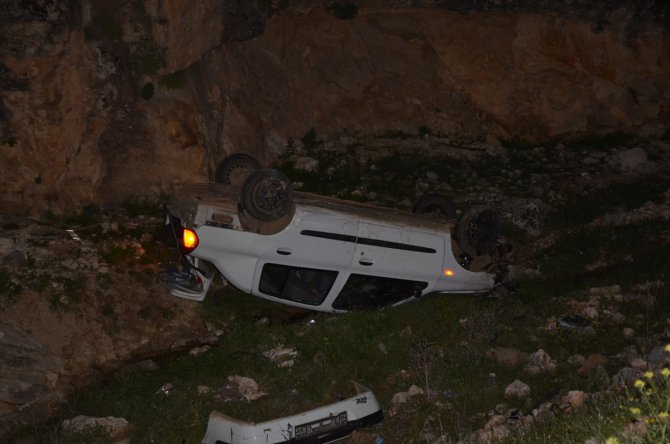 Adıyaman'da sürücüsünün polisten kaçtığı otomobil şarampole devrildi: 3 yaralı