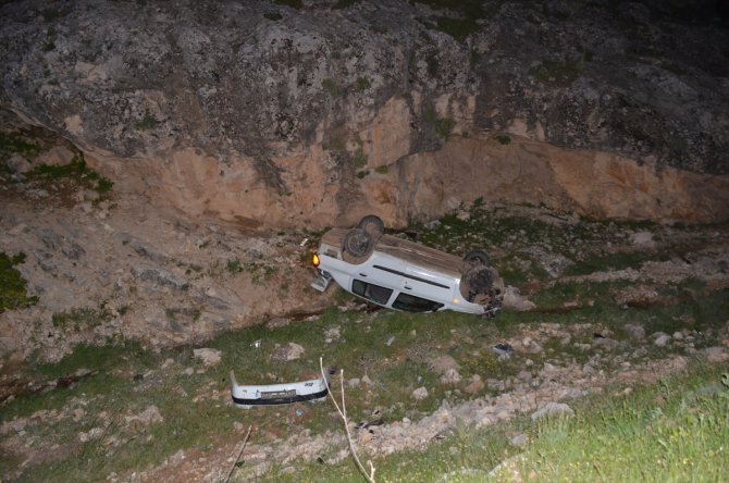 Adıyaman'da sürücüsünün polisten kaçtığı otomobil şarampole devrildi: 3 yaralı