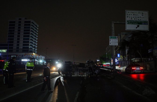 Başakşehir'de devrilen vidanjörün sürücüsü yaralandı