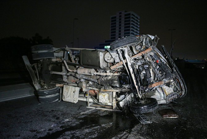 Başakşehir'de devrilen vidanjörün sürücüsü yaralandı