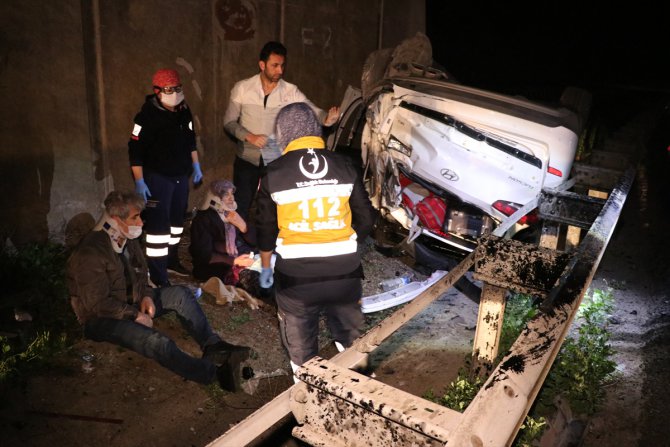 Anadolu Otoyolu'nda cip devrilen tıra çarptı: 3 yaralı