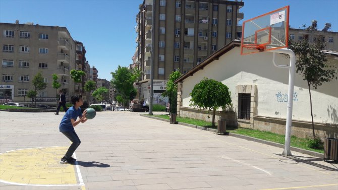 Doğu ve Güneydoğu'da 15-20 yaş grubu gençler sokağa çıktı