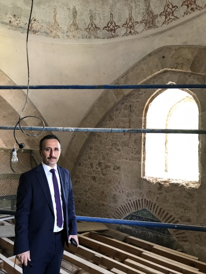 Cami restorasyonunda sıvaların altından 400 yıllık altın işlemeler çıktı