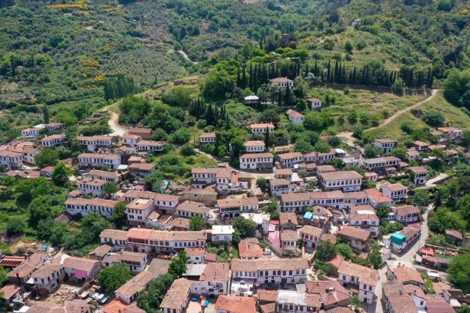 Sessizliğe bürünen "kıyamet köyü" Kovid-19 sonrasına hazırlanıyor