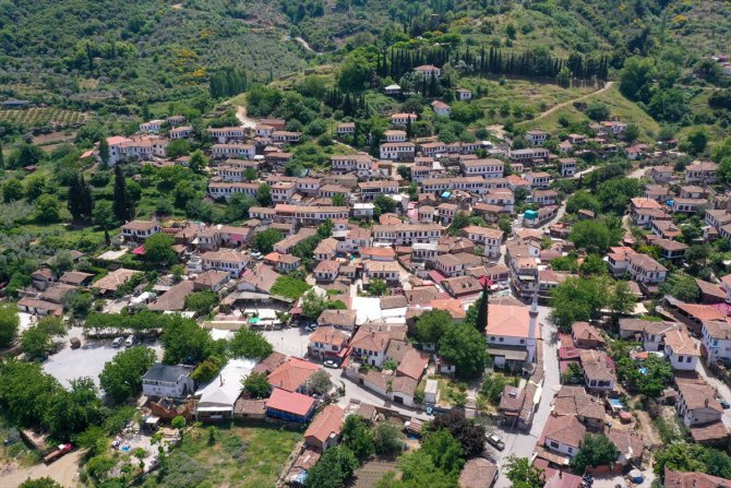 Sessizliğe bürünen "kıyamet köyü" Kovid-19 sonrasına hazırlanıyor