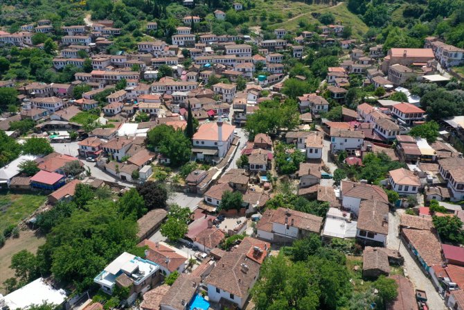 Sessizliğe bürünen "kıyamet köyü" Kovid-19 sonrasına hazırlanıyor