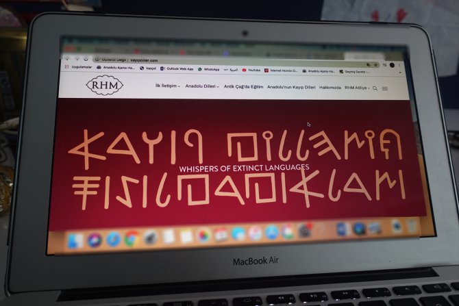 "Kayıp Dillerin Fısıldadıkları" sergisi online olarak sanatseverlerle buluştu