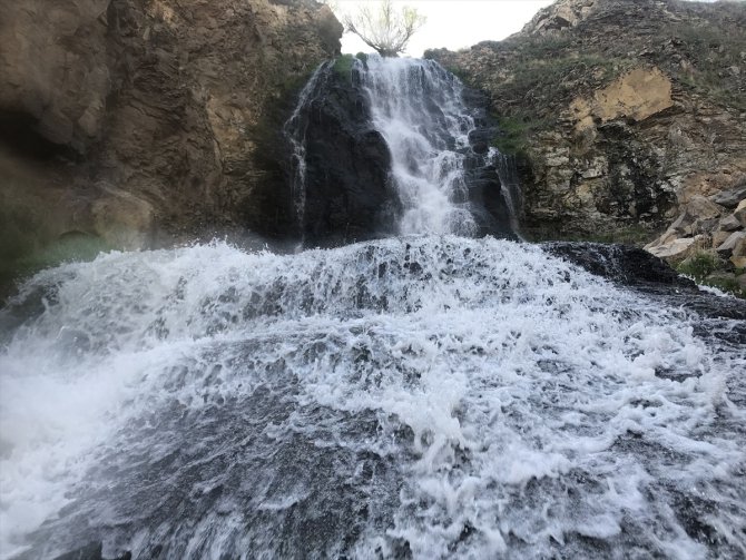 Kışın tamamen donan Susuz Şelalesi ilkbaharda bir başka güzel