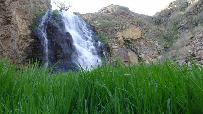 Kışın tamamen donan Susuz Şelalesi ilkbaharda bir başka güzel