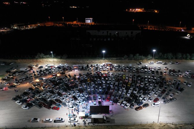 Nevşehir'de "açık hava sineması" etkinliğine katılanlar gösterimdeki filmi araçlarından izledi