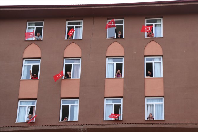 Bayram coşkusu balkonlarda ve statlarda yaşandı