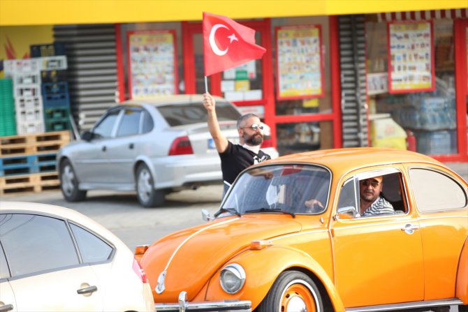 Bayram coşkusu balkonlarda ve statlarda yaşandı