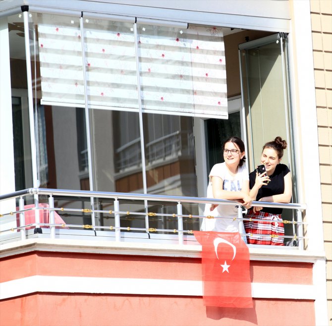 Samsunlular 19 Mayıs coşkusunu balkonlarda yaşadı