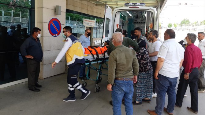 Siirt'te tarım aracının devrilmesi sonucu baba ve oğlu yaralandı