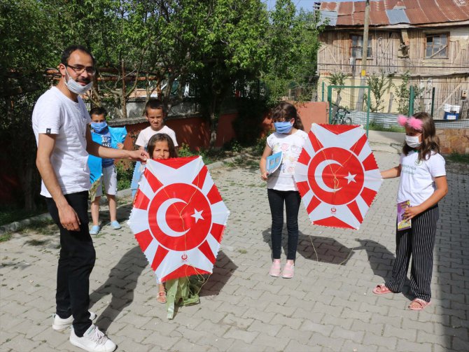 Öğretmenler "evde kalan" çocuklara kitap ve uçurtma dağıtıyor