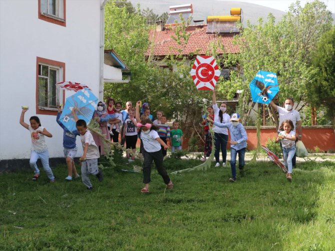 Öğretmenler "evde kalan" çocuklara kitap ve uçurtma dağıtıyor