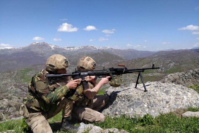 Siirt kırsalında PKK'lı teröristlere ait silah ve mühimmat ele geçirildi