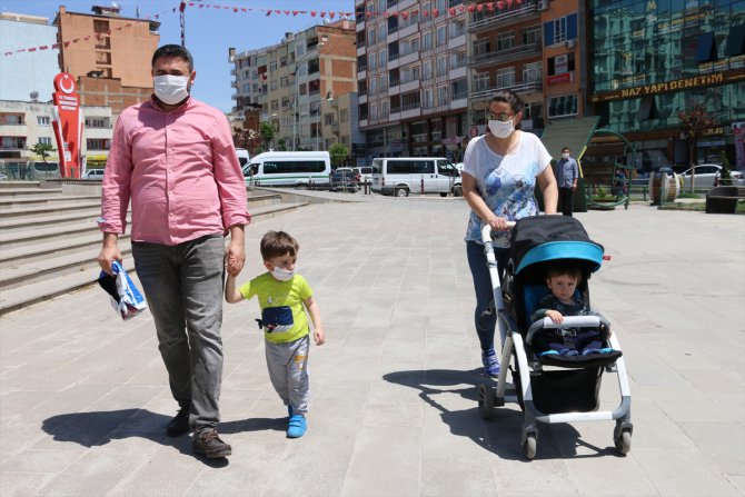 Siirt ve Elazığ'da 14 yaş ve altı çocuklar yeniden sokağa çıktı