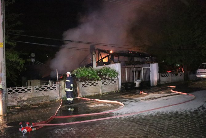 Bolu'da, dükkan ve evde çıkan yangın hasara neden oldu