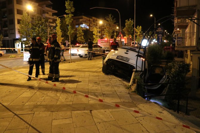 Denizli'de kontrolden çıkan otomobil bahçeye girdi