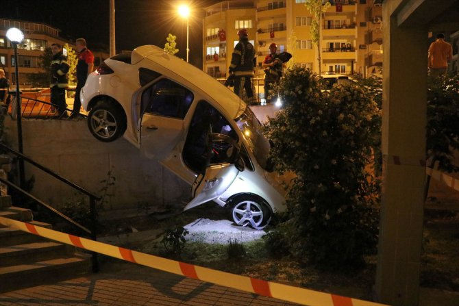 Denizli'de kontrolden çıkan otomobil bahçeye girdi