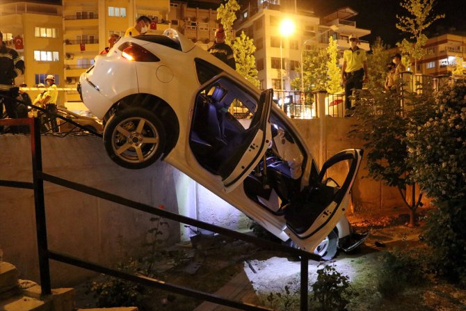 Denizli'de kontrolden çıkan otomobil bahçeye girdi