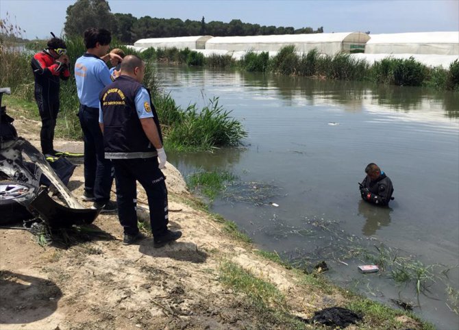 Mersin'de otomobil sulama kanalına devrildi: 3 ölü, 1 yaralı