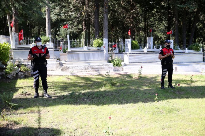 Adana ve Osmaniye'de bayram arifesinde şehitlikler unutulmadı