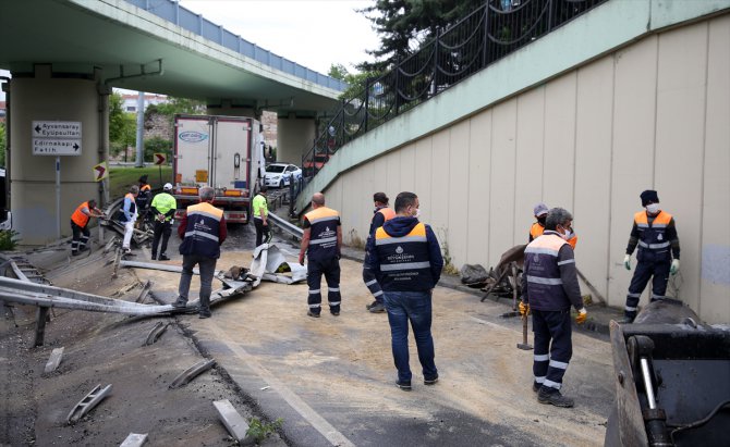 Ayvansaray'da bariyerlere çarpan tır yolu kapattı