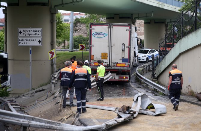 Ayvansaray'da bariyerlere çarpan tır yolu kapattı