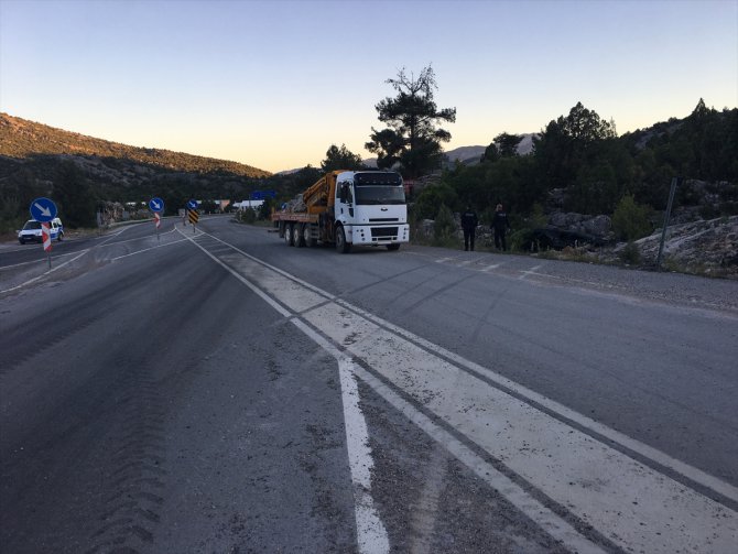 Antalya'da otomobil şarampole devrildi: 2 yaralı