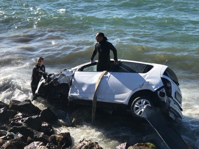 İzmir'de denize düşen otomobilde bulunan 3 kişi yaralandı