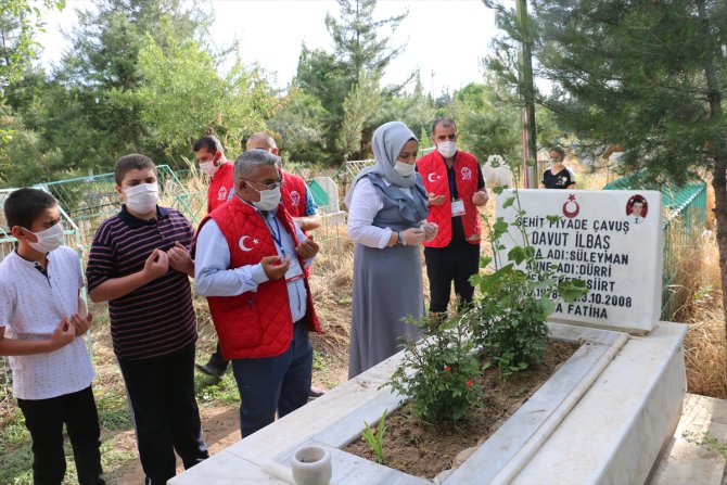 Siirt'te şehit aileleri bayramın ilk günü evlatlarının kabrine gitti