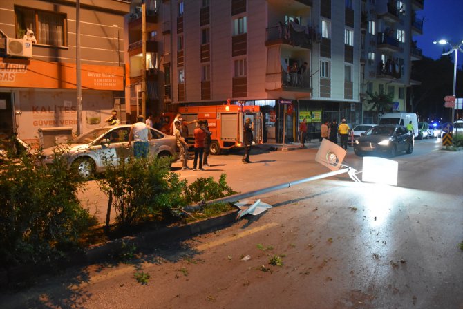 Manisa'da sokağa çıkma kısıtlamasında kaza yapan sürücü aracını terk etti