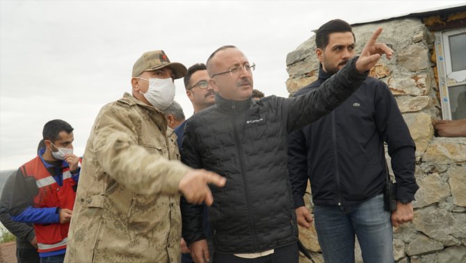 Siirt Valisi Atik askeri üst bölgesinde Mehmetçik ile bayramlaştı