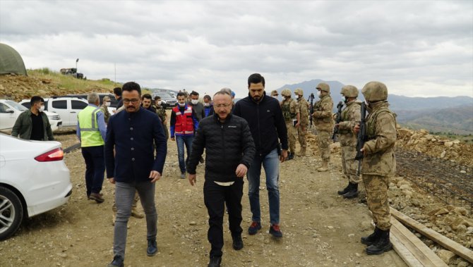 Siirt Valisi Atik askeri üst bölgesinde Mehmetçik ile bayramlaştı