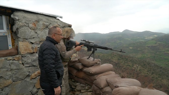 Siirt Valisi Atik askeri üst bölgesinde Mehmetçik ile bayramlaştı