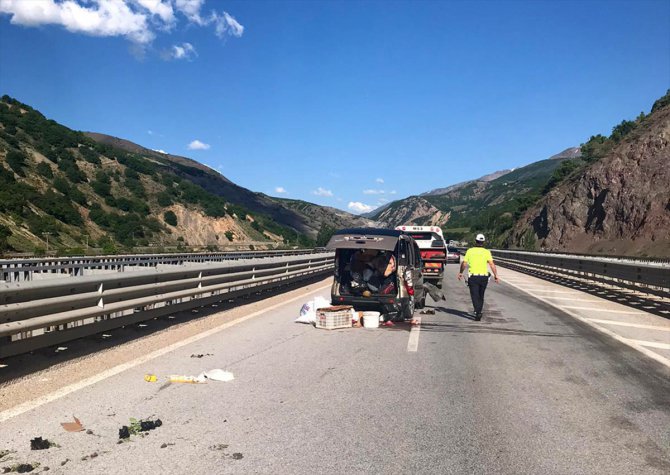 Erzincan'da hafif ticari araç bariyere çarptı: 2 yaralı