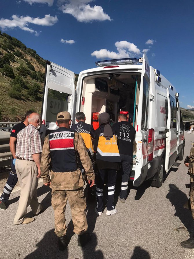 Erzincan'da hafif ticari araç bariyere çarptı: 2 yaralı