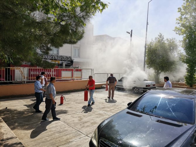 Osmaniye'de adliye bahçesinde yanan otomobili itfaiye söndürdü