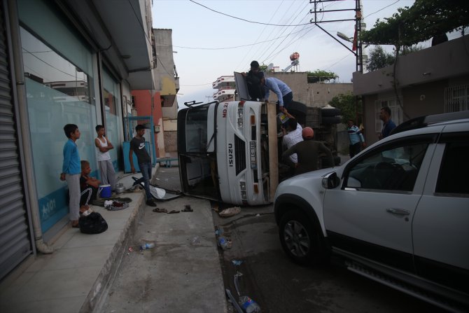 Adana'da tarım işçilerini taşıyan servis araçları çarpıştı: 12 yaralı