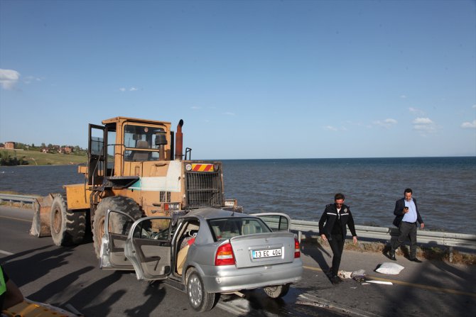 Bitlis'te iş makinesine çarpan otomobilin sürücüsü öldü