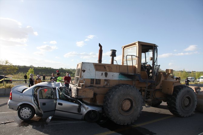 Bitlis'te iş makinesine çarpan otomobilin sürücüsü öldü