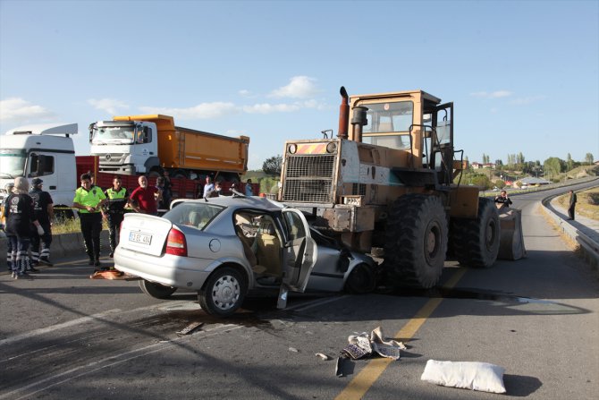 Bitlis'te iş makinesine çarpan otomobilin sürücüsü öldü