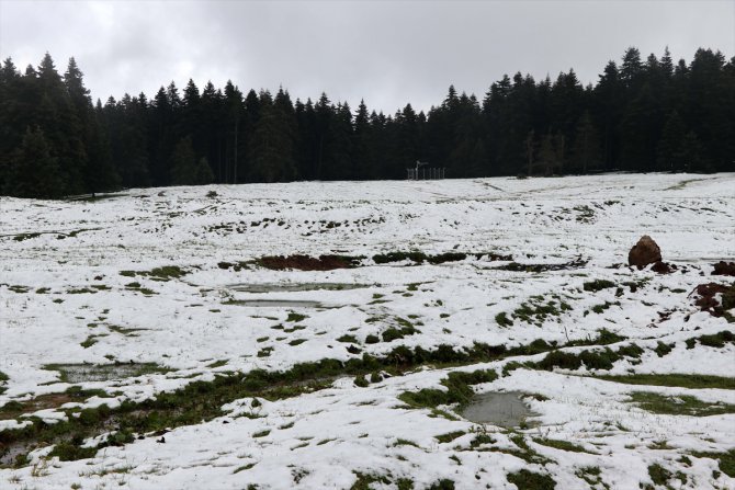 Bolu'nun yüksek kesimlerine kar yağdı